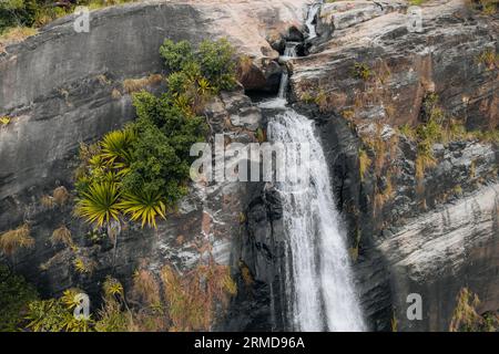 Luftaufnahme des Wasserfalls Diyaluma Falls im Dschungel von Ella Sri Lanka Stockfoto