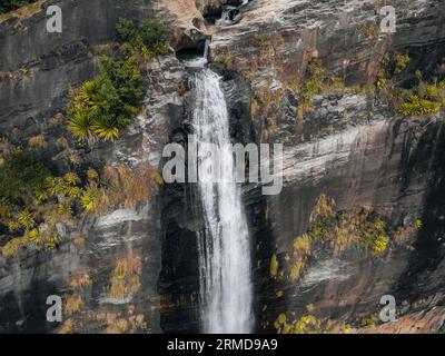 Luftaufnahme des Wasserfalls Diyaluma Falls im Dschungel von Ella Sri Lanka Stockfoto