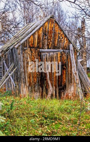 Alte verwitterte Hütte im Wald im Norden Skandinaviens Stockfoto