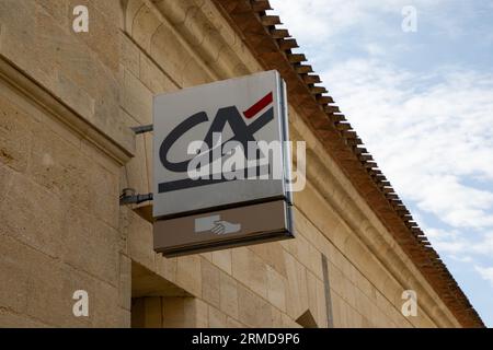 Bordeaux, Frankreich - 08 19 2023 : CA Credit Agricole Logo-Zeichen und Markentext auf der Eingangsfassade der französischen Versicherungsbank Stockfoto