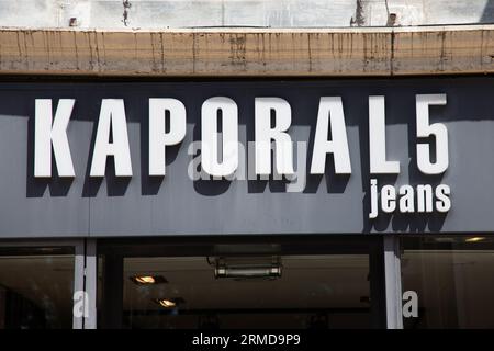 Bordeaux, Frankreich - 08 19 2023 : Kaporal 5 Jeans Logo Marke und Zeichen Text auf der Store Wall für französische Mode Boutique Stockfoto