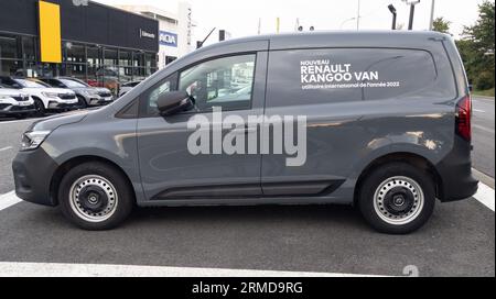 Bordeaux, Frankreich - 08 22 2023 : Renault kangoo van Logo Marke und Textschild Seitenwagen Grau professionelle Industriefahrzeug Panel Van Stockfoto