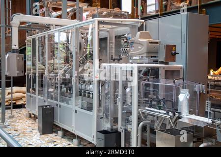 Mailand, Italien - 08 17 2023 : starbucks Beutelbeutelfabrik Rösten Kaffeehausgeschäft der amerikanischen Café-Firmenkette in italien Stockfoto