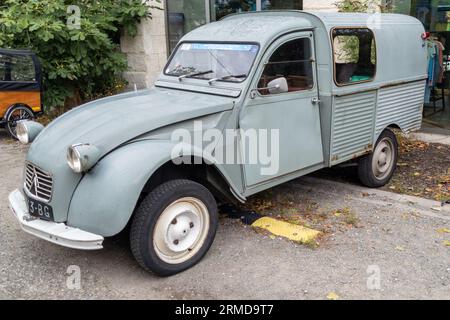 Bordeaux, Frankreich - 08 18 2023 : Citroen 2CV Commercial Van Auto alt französisch Oldtimer basierend auf 2 cv Citroën Fahrzeug Stockfoto