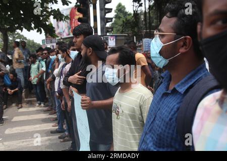 Dhaka, Bangladesch. August 27, 2023. Studenten von sieben Colleges, die der Dhaka University angeschlossen sind, blockierten die Kreuzung von Nilkhet mit einer Forderung von einem Punkt. Du Stockfoto