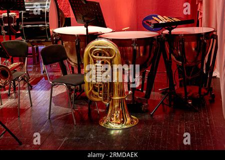 Bild von Tuba und Pauken eines Sinfonieorchesters auf der Bühne Stockfoto