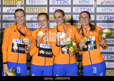 Budapest. 27. August 2023. Das Goldmedaillengewinnerteam Niederlande nimmt am 27. August 2023 an der Preisverleihung für das 4x400 m-Relais der Frauen bei den Leichtathletik-Weltmeisterschaften Budapest 2023 in Budapest, Ungarn, Teil. Quelle: Attila Volgyi/Xinhua/Alamy Live News Stockfoto