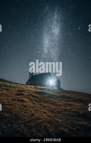 ASTRO-Foto einer kleinen Kirche am Giaupass in den Dolomiten Südtirol Italien Stockfoto