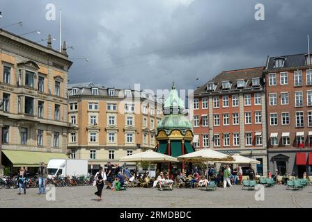 Der alte barocke Kiosk aus dem Jahr 1913 wurde in eine Kaffeebar/ein Restaurant im Kongens Nytorv/Kings New Square im Zentrum von Kopenhagen, Dänemark, verwandelt. Stockfoto