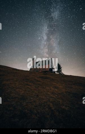 ASTRO-Foto einer kleinen Kirche am Giaupass in den Dolomiten Südtirol Italien Stockfoto