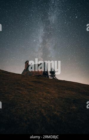 ASTRO-Foto einer kleinen Kirche am Giaupass in den Dolomiten Südtirol Italien Stockfoto