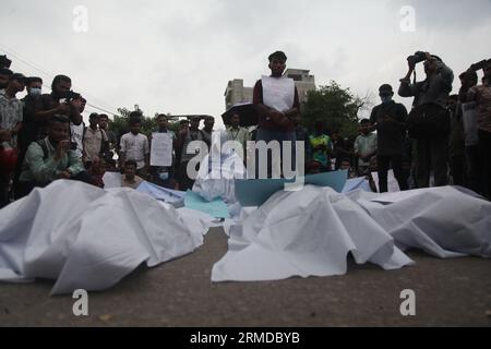 Dhaka, Bangladesch. August 27, 2023. Studenten von sieben Colleges, die der Dhaka University angeschlossen sind, blockierten die Kreuzung von Nilkhet mit einer Forderung von einem Punkt. Du Stockfoto