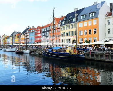 Die wunderschönen 17. Und 18. Farbenfrohen Gebäude entlang des Nyhavn-Kanals in Kopenhagen, Dänemark. Stockfoto