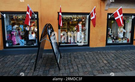 Ein Souvenirladen in Nyhavn, Kopenhagen, Dänemark. Stockfoto