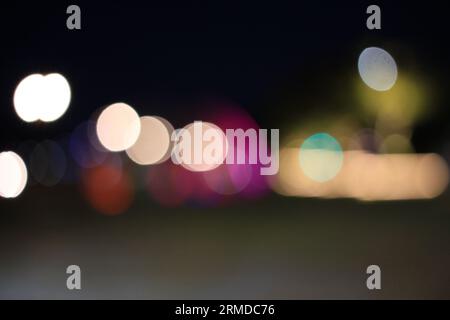 Blick auf die Sommernacht und das farbenfrohe runde Bokeh des Namgang River in Jinju-si, Gyeongsangnam-do, Südkorea Stockfoto