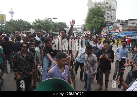 Dhaka, Bangladesch. August 27, 2023. Studenten von sieben Colleges, die der Dhaka University angeschlossen sind, blockierten die Kreuzung von Nilkhet mit einer Forderung von einem Punkt. Du Stockfoto