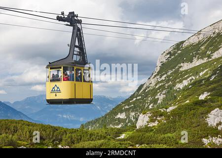 Malerische gelbe Seilbahn in Dachstein Bergkette. Oberösterreich Stockfoto