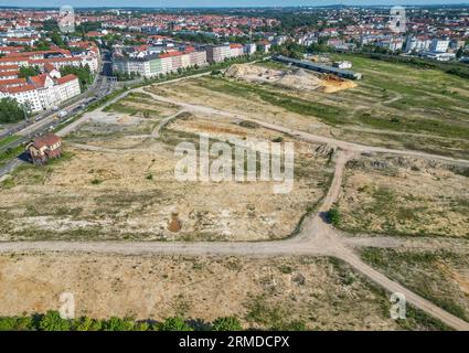 PRODUKTION - 23. August 2023, Sachsen, Leipzig: Blick auf das rund 25 ha große Gelände des ehemaligen Eutritzschen Freiladebahnhofs in unmittelbarer Nähe der Leipziger Innenstadt. Für das Ödland ist ein neues Viertel mit rund 2.400 geplanten Wohneinheiten, über 100.000 Quadratmetern Gewerbefläche und einem attraktiven öffentlichen Park geplant. Zusätzlich soll ein Schulcampus mit einer Gemeinschaftsschule, zwei Kindertagesstätten mit insgesamt 330 Plätzen und kultursozialen Einrichtungen errichtet werden. Als „Schwammstadt“ wird die Gegend außerdem das gesamte Regenwasser in der Nachbarschaft aufnehmen Stockfoto