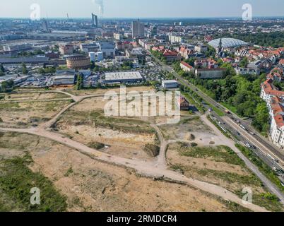 PRODUKTION - 23. August 2023, Sachsen, Leipzig: Blick auf das rund 25 ha große Gelände des ehemaligen Eutritzschen Freiladebahnhofs in unmittelbarer Nähe der Leipziger Innenstadt. Für das Ödland ist ein neues Viertel mit rund 2.400 geplanten Wohneinheiten, über 100.000 Quadratmetern Gewerbefläche und einem attraktiven öffentlichen Park geplant. Zusätzlich soll ein Schulcampus mit einer Gemeinschaftsschule, zwei Kindertagesstätten mit insgesamt 330 Plätzen und kultursozialen Einrichtungen errichtet werden. Als „Schwammstadt“ wird die Gegend außerdem das gesamte Regenwasser in der Nachbarschaft aufnehmen Stockfoto