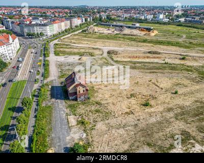 PRODUKTION - 23. August 2023, Sachsen, Leipzig: Blick auf das rund 25 ha große Gelände des ehemaligen Eutritzschen Freiladebahnhofs in unmittelbarer Nähe der Leipziger Innenstadt. Für das Ödland ist ein neues Viertel mit rund 2.400 geplanten Wohneinheiten, über 100.000 Quadratmetern Gewerbefläche und einem attraktiven öffentlichen Park geplant. Zusätzlich soll ein Schulcampus mit einer Gemeinschaftsschule, zwei Kindertagesstätten mit insgesamt 330 Plätzen und kultursozialen Einrichtungen errichtet werden. Als „Schwammstadt“ wird die Gegend außerdem das gesamte Regenwasser in der Nachbarschaft aufnehmen Stockfoto