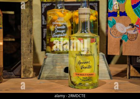 Menton, Frankreich - 26. Mai 2023: Farbenfroher Ananas- und Vanillecocktail aus weißem Rum mit Früchten in einer Flasche in einem Kunsthandwerksladen in der Altstadt Stockfoto