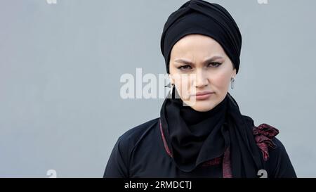 Frau in Hijab als Verletzung der Frauenrechte Stockfoto