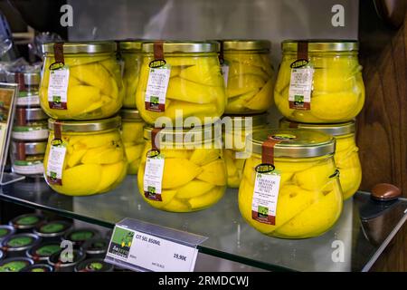 Menton, Frankreich - 26. Mai 2023: Buntes, gelbes, lokales Zitronenconfit in Salzgläsern zum Verkauf in einem Kunsthandwerksladen in der Altstadt Stockfoto
