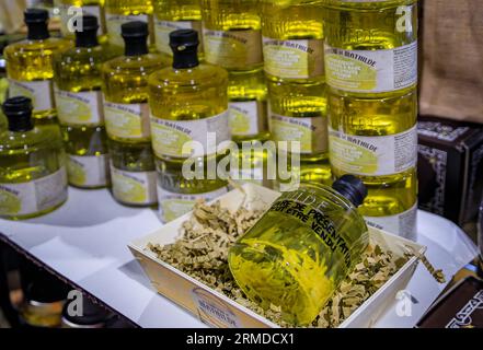 Menton, Frankreich - 26. Mai 2023: Buntes Gourmet-Olivenöl mit Zitronengeschmack und Zitronenschale in Flaschen in einem Kunsthandwerksladen in der Altstadt Stockfoto