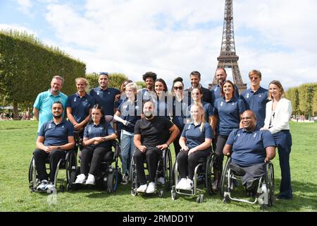 Paris, Frankreich. 27. August 2023. Aufnahme der offiziellen Grafik der Paralympischen Spiele in Anwesenheit von Tony Estanguet, Präsident von Paris 2024, Marie-Amelie Le Fur, Präsidentin des Paralympischen Komitees und Teil des französischen Teams, darunter Sandrine Martinet (para judo), Cedric Nankin (Rollstuhl-Rugby), Alexis Hanquinquant (para-Triathlon) und Nanteinin Keita (para athletics) auf den Champs de Mars, in Paris am 27. August 2023. Foto von Florian Poitout/ABACAPRESS.COM Credit: Abaca Press/Alamy Live News Stockfoto