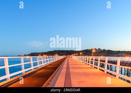 Victor Harbor zur Granite Island, neuer Damm vom Festland in der Abenddämmerung, Fleurieu Peninsula, South Australia Stockfoto