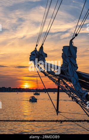 Segelschiffe Auf Dem Warnow Bei Sonnenuntergang Während Der Hanse Sail In Rostock. Stockfoto