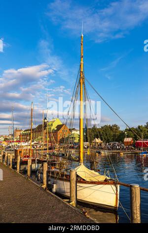 Segelschiffe Im Museumshafen Während Der Hanse Sail In Rostock. Stockfoto