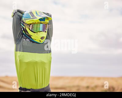 Sport, Stretching und Mann mit Helm in der Natur für Training, Workout und Leistung. Reisen, Mockup-Raum und Person im Freien für Motorradeln für Stockfoto