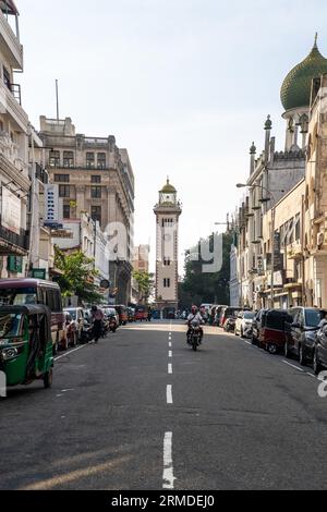 Straßenfoto von Motorrad und Tuktuk auf einer Straße in Colombo, Sri Lanka, Asien, Stockfoto