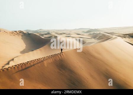 Person auf Sanddüne im Wüstenuntergang von Huacachina, Ica, Peru, Südamerika Stockfoto