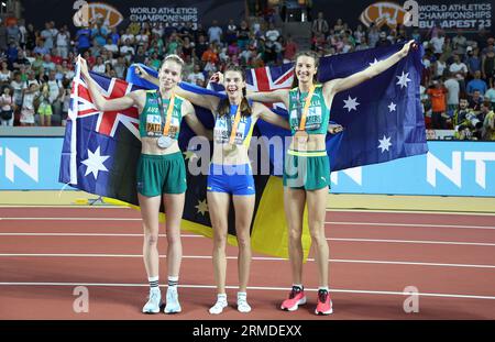 Budapest, Ungarn. 27. August 2023. Goldmedaillengewinnerin Yaroslava Mahuchikh (C) aus der Ukraine, Silbermedaillengewinnerin Eleanor Patterson (L) aus Australien und Nicola Olyslagers aus Australien posieren für Bilder nach dem High Jump Finale der Frauen der Leichtathletik-Weltmeisterschaften Budapest 2023 in Budapest, Ungarn, 27. August 2023. Quelle: Li Ming/Xinhua/Alamy Live News Stockfoto