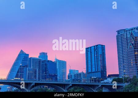 Austin Downtown Buildings bei Sonnenuntergang im August Stockfoto