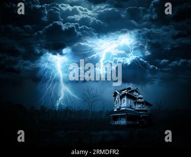 Dramatische Landschaft mit Spukhaus und stürmischem Himmel mit Licht. Blitze am Nachthimmel während eines Gewitters. Verlassenes Haus, heftiger Sturm mit Stockfoto