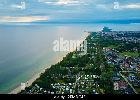 Luftaufnahme der Meereslandschaft mit Sandstrand in Wladyslawowo. Ostseeküste in Polen. Ferienort in der Sommersaison Stockfoto