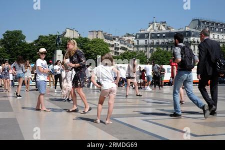 Place du Trocadéro eine Mutter fotografiert ihre Tochter mit dem besten Blick von Paris auf den Eiffelturm, einem sonnigen Sommertouristen, der in Paris Fotos macht Stockfoto