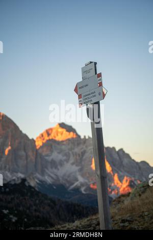 Sonnenuntergang Foto von Wanderschild auf Bergweg, Passo Giau in Dolomiten, Italien Stockfoto