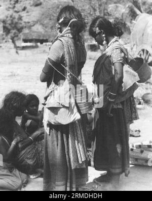 Alte Vintage Outdoor Porträt schwarz-weiß Anfang der 1900er Jahre Silber Gelatine Ton Print Indianer Frau Indien Stockfoto