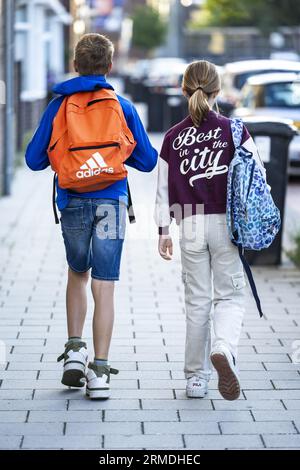 HEERLEN - Kinder auf dem Weg zur Grundschule für das neue Schuljahr. Die Sommerferien sind für die Studenten im Süden des Landes vorbei. ANP MARCEL VAN HOORN niederlande raus - belgien raus Stockfoto