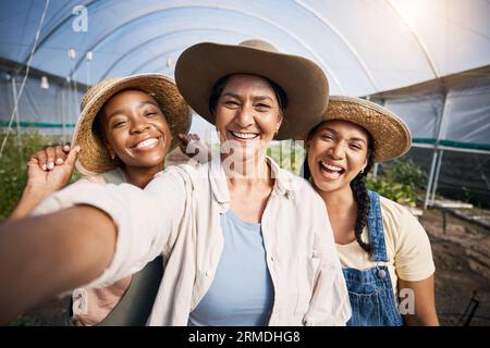 Landwirtschaft, Selfie der Gruppe von Frauen im Gewächshaus und nachhaltiges Kleinunternehmen in der Landwirtschaft. Glückliches Bauernteam auf der Gemüsefarm, Fotografie und Stockfoto