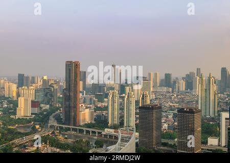 Landschaft der Skyline von Jakarta in der Abenddämmerung, der Hauptstadt Indonesiens Stockfoto