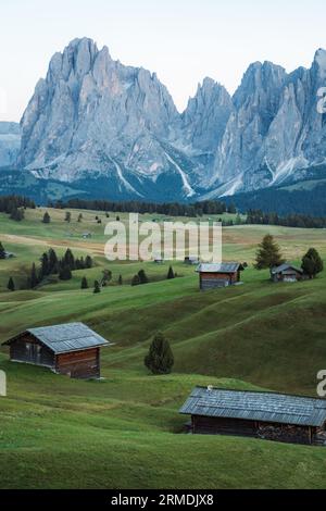 Atemberaubender Blick auf die Seiser Alm bei Sonnenuntergang, Dolomiten, Italien Stockfoto