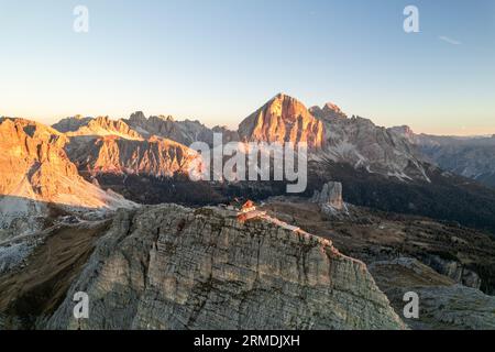 Luftbild der Hütte rifugio Nuvolau Passo Giau in den Dolomiten, Italien Stockfoto