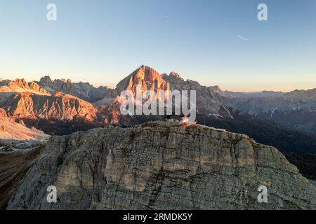 Luftbild der Hütte rifugio Nuvolau Passo Giau in den Dolomiten, Italien Stockfoto