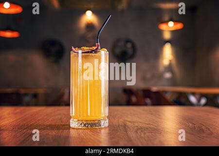 Glas eiskaltes Limonade aus Passionsfrüchten mit Zitrone und Passionsfrucht in halber Scheibe Stockfoto
