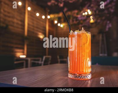 Erfrischende alkoholische Cocktail-Margarita mit Crushed Ice und Zitrusfrüchten im Sommer. Stockfoto